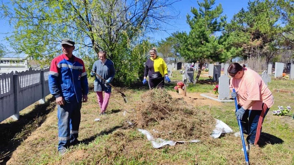 Сегодня в рамках Всероссийского субботника проводилась уборка сельского кладбища в селе Куропатино